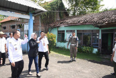 Atap Melengkung dan Kusen Lapuk, Wabup Mimik Idayana Instruksikan Revitalisasi Total SDN Putat Tanggulangin