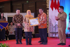 Gubernur Khofifah Beri Tiga Penghargaan di Expo Konstruksi Jawa Timur 2026  
