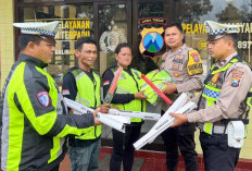 Polresta Banyuwangi Bekali Relawan Jalur Gumitir Rompi dan Senter Lantas