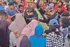 Gandeng Mahasiswa KKN UINSA Warga RW 7 Kebraon Gelar Pawai Kirab Bersih Desa