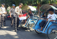 Jelang HUT Ke-81 RI, Polsek Kediri Kota Bagikan Bendera Merah Putih kepada Masyarakat
