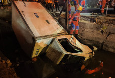 Truk Boks Es Kristal Masuk Parit di Gayung Kebonsari, Petugas Damkar Diterjunkan