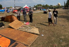 Diterjang Angin Kencang, Belasan Tenda Pameran di Babat Lamongan Roboh