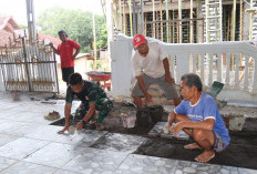 Kebersamaan Satgas TMMD dan Warga Menghampar Keramik Teras Masjid