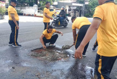 Cegah Laka Lantas di Sidoarjo, Polisi Tambal Jalan Berlubang