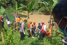 Evakuasi Korban Perempuan di Bantaran Sungai Paron Ngawi Dramatis