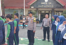 Sinergitas TNI-Polri, Polsek Wiyung dan Babinsa Latih PBB Siswa SMPN 34 Surabaya