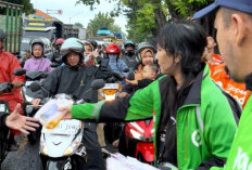 Satlantas Polres Pasuruan dan Komunitas Ojol Bangil Bagi Takjil Saat Ngabuburit