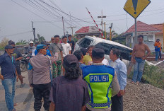 Adu Banteng Bus vs Mobil di Lamongan, Pos KAI Sampai Roboh