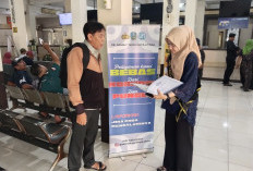 Semarak Hari Kartini, Petugas Wanita Samsat Surabaya Utara Berbalut Kebaya Layani Wajib Pajak