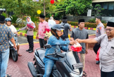 Polresta Sidoarjo dan Mahasiswa Bagikan 250 Takjil kepada Pengendara 