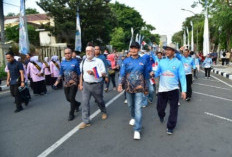 Peringati HUT Koperasi ke-79, Ribuan Warga Lamongan Ikuti Fun Walk Bareng Mahasiswa dari 43 Negara