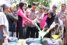 Puncak Kemarau, Kapolres Bangkalan Gelontorkan 28.000 Liter Air Bersih ke Desa Terdampak