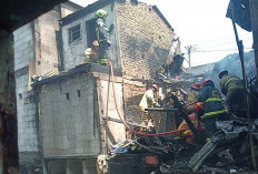 Amukan Si Jago Merah di Dupak, Dua Rumah Ludes Dilalap Api