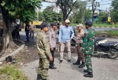 Pendekatan Humanis, Polsek Tandes Bersama Tiga Pilar Amankan Penertiban Lapak PKL Margomulyo