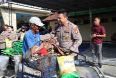Kapolres Mojokerto Kota Salurkan Bantuan Sosial kepada Ojol dan Tukang Becak