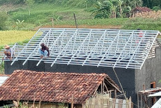 Satgas TMMD Kebut Pemasangan Atap Rumah Warga di Mandala