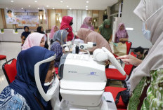 100 Guru PAUD  di Surabaya Terima Kacamata Gratis