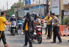 Polsek Waru Gelar Aksi Jumat Berkah, Bagikan Ratusan Nasi Bungkus ke Pengguna Jalan