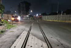 Pemasangan Blok Rel, Jalan Ahmad Yani Surabaya Ditutup Sementara