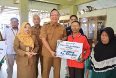 Wabup Gresik Salurkan Bantuan di Benjeng, 10.364 Warga Terima Beras dan Uang Tunai