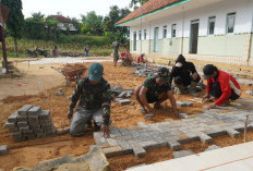 Bertahun Becek, Kini Halaman Ponpes Dipaving Satgas TMMD