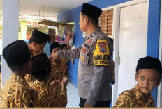 Peduli Dunia Pendidikan, Bhabinkamtibmas Sambilangan Jadi Sukarelawan Guru di Madrasah Al-Hidayah