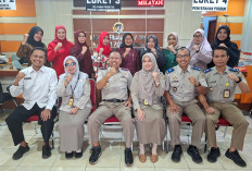 Peringati Hari Kartini, Petugas Loket Kantah Tulungagung Berkebaya Sambut Warga dengan Humanis