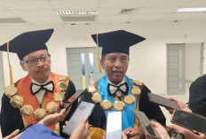 Tekan Pengangguran Sarjana, Lulusan Unesa Langsung Terima Ijazah Usai Wisuda