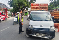 Mobil Nyelip Saat Mendahului, Tabrak Pikap hingga Terdorong ke Jalur Lawan di Tikung Lamongan