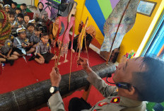 Peringati HKN, Kapolsek Kediri Kota Tanamkan Nasionalisme dengan Dongeng Interaktif Melalui Wayang