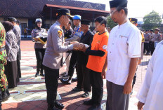 Kapolres Ngawi Berikan Bingkisan dan Salurkan Zakat Fitrah Anggota untuk Masyarakat 