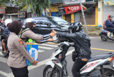 Semarak Ramadan, Polres Malang Bagikan Ratusan Paket Takjil Setiap Hari untuk Pengguna Jalan