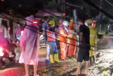 Respons Cepat Polsek Ngawi Kota Tangani Dampak Puting Beliung di Jalan Ngawi-Padangan