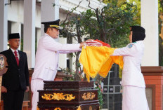 Siswa SMAN 2 Lamongan Jadi Pembawa Baki, Upacara Penurunan Bendera HUT Ke-81 RI Khidmat