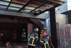 Si Jago Merah Amuk Rumah di Ngagel Madya, Api Hanguskan Kamar Lantai Dua