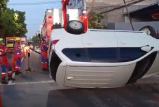 Diduga Mengantuk, Mobil Xenia Tabrak Xpander dan Terbalik di Simokerto Surabaya