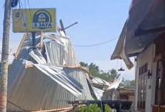 Atap RM 5 Jaya Situbondo Terbang Diterjang Puting Beliung