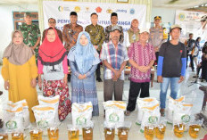 Bupati dan Wabup Lamongan Salurkan Bantuan Pangan CPP 