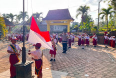 Polisi Senin Masuk Sekolah, Polsek Wates Tanamkan Disiplin Siswa SD di Blitar