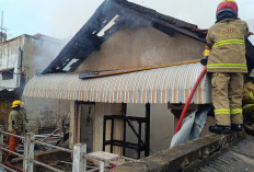 Gegara Korsleting, Rumah Dua Lantai di Petemon Surabaya Hangus Terbakar