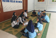 Warga Binaan Rutan Gresik Dilatih Membuat Damar Kurung untuk Lestarikan Budaya Lokal