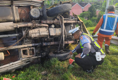 Pecah Ban, Truk Muat Semangka Terguling di Tol Caruban