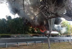 Bekas Gudang Pabrik Sandal di Gresik Terbakar, Asap Hitam Terlihat di Pemukiman