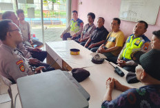 Polsek Wonocolo Gelar Jumat Curhat di Pasar LPMK Siwalankerto, Sosialisasi KUHP Baru