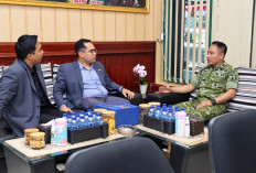 Dandim 0821 Lumajang Terima Ucapan HUT Ke-81 TNI dari Manajer Aston Inn