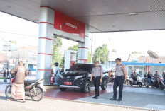 Kapolres Jombang Cek Stok BBM di SPBU Mojosongo, Patroli Jogo Omah Sapa Warga