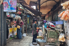 Pedagang Emperan Pasar Pucang Anom Rutin Bayar Retribusi 4 Bulanan 