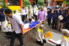 Simulasi Gempa Bermagnitudo 6,5 Latih Siswa SMKN 4 Jember
