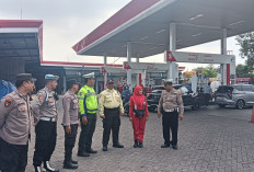 Anggota Polsek Sukomanunggal Perketat Pengamanan SPBU Simo Pomahan Guna Jaga Kondusifitas